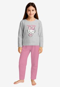 Maglietta grigia a maniche lunghe con grafica di Hello Kitty; pantaloni da pigiama rosa. Tessuto morbido, vestibilità rilassata, lunghezza alla caviglia, design leggero.