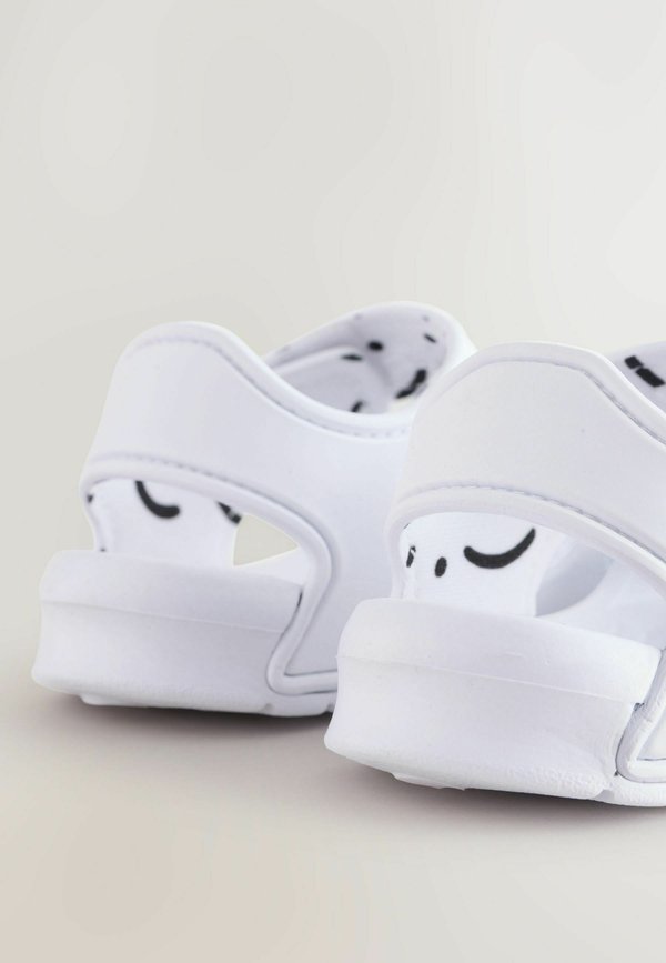 YOUNGER – Badesandale