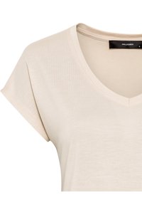 Beżowa koszulka z dekoltem w serek, wykonana z miękkiego materiału; ma krótkie rękawy i luźny krój. Prosty design z gładką fakturą.