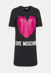 Czarna koszulka z dużym różowym sercem na środku oraz napisem "LOVE MOSCHINO" poniżej, napisanym dużymi białymi literami. Materiał bawełniany.