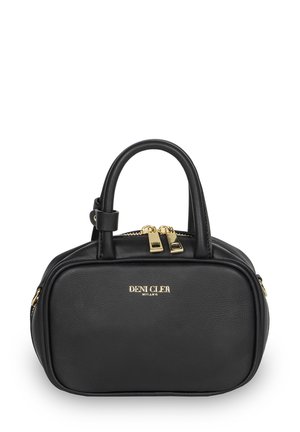 Czarna skórzana torebka o prostokątnym kształcie, z podwójnymi uchwytami u góry, złotym suwakiem oraz logo z przodu. Gładka faktura.