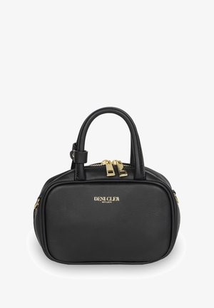 Czarna skórzana torebka o prostokątnym kształcie, z podwójnymi uchwytami u góry, złotym suwakiem oraz logo z przodu. Gładka faktura.