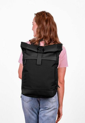 Schwarzer Rolltop-Rucksack aus strapazierfähigem Stoff, mit einer vorderen Schnallenverschluss, verstellbaren Gurten und einem schlanken Design.