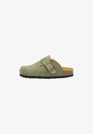 Zoccoli in suede verde con dettaglio in fibbia, suola in gomma nera e plantare in sughero, caratterizzati da punta arrotondata e design senza schienale.
