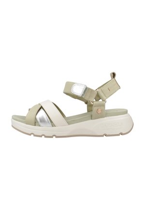 Sandalias verdes y crema con correas metálicas, que presentan un diseño cruzado, hebillas ajustables y una suela acolchada.