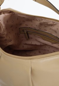 Borsa a tracolla beige con finitura liscia, dotata di una tasca interna con zip e una fodera rosa chiaro con logo del marchio stampato in ripetizione.