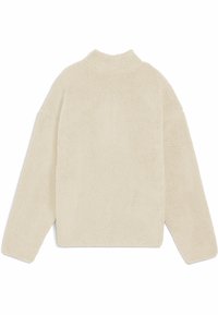 Flødefarvet fleece-pullover, høj krave, lange ærmer, tekstureret stof og afslappet pasform. Ingen synlige lukninger eller mønstre. Blød fremtoning.