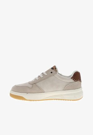 Beige ruskind og læder sneakers med hvide snørebånd, polstret sål, brun læderhæl med hvide syninger og gummisål.