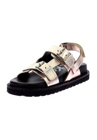 Sandal in metallo dorato con due cinturini regolabili con fibbie, una soletta nera sagomata e una suola in gomma testurizzata.