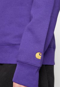 Carhartt WIP CHASE - Sportska majica - tyrian/gold