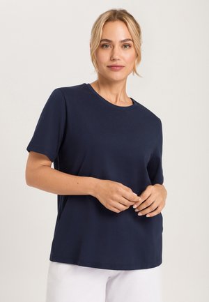 Marineblaues T-Shirt mit kurzen Ärmeln und rundem Ausschnitt, aus weichem Material gefertigt. Verfügt über eine lockere Passform, ein minimales Design und keine sichtbaren Muster.