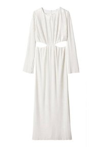 Robe longue blanche avec des manches longues, des plis verticaux et des détails découpés à la taille. Présente un col rond et une texture douce.