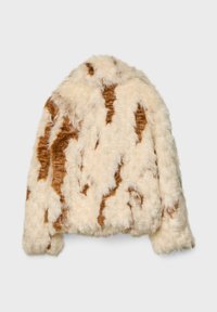 Giacca in pelliccia ecologica color crema con motivo maculato marrone, caratterizzata da una vestibilità ampia e una superficie morbida e strutturata. Senza accessori o dettagli visibili.