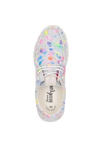 Chaussure en toile gris clair avec un motif d'éclaboussures de peinture multicolore. Dotée d'une semelle en caoutchouc blanche et de lacets élastiques pour un enfilage facile.