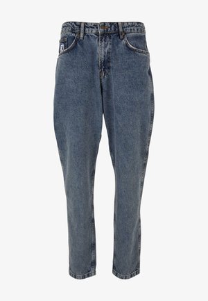 Jasnobłękitne dżinsy z tapered leg, z pięcioma kieszeniami, zapięciem na guzik i widocznymi szwami.