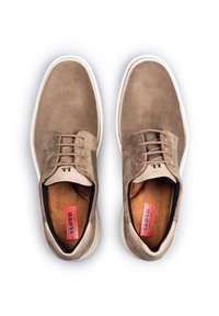 Chaussures en daim marron avec une finition lisse, semelles en caoutchouc blanches et accents noirs. Présente des œillets cousus et une semelle intérieure marquée.