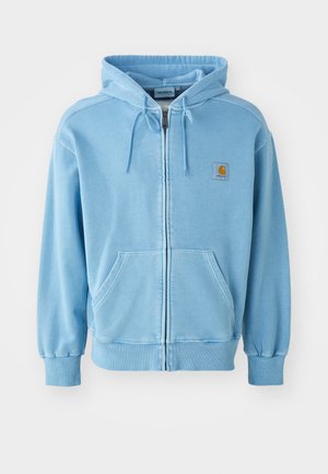 Šviesiai mėlynas užtrauktuku užsegamas džemperis, pagamintas iš minkštos medvilnės mišinio medžiagos. Turi gobtuvą, raištelius, dvi priekinės kišenes ir mažą logotipų pleistrą.