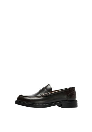 Mocassin en cuir marron foncé avec un petit talon et des détails de couture le long des bords, présenté en profil sur fond blanc.