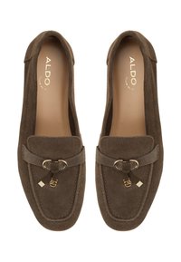 Mocassini in suede marrone con una texture liscia, hardware dorato e una cintura decorativa con dettaglio a loop e nappina.