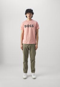 BOSS THINKING - Marškinėliai su spaudiniu - open pink