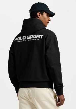 Zwarte hoodie met een relaxte pasvorm, voorzien van een ruime capuchon en groot wit "POLO SPORT RALPH LAUREN" logo op de achterkant. Eenvoudig ontwerp, katoenen stof.