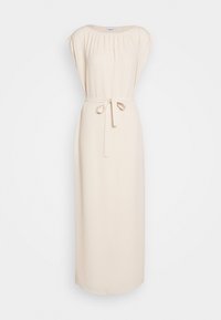 Robe maxi beige sans manches avec encolure ronde, détail de tissu froncé et ceinture nouée à la taille.