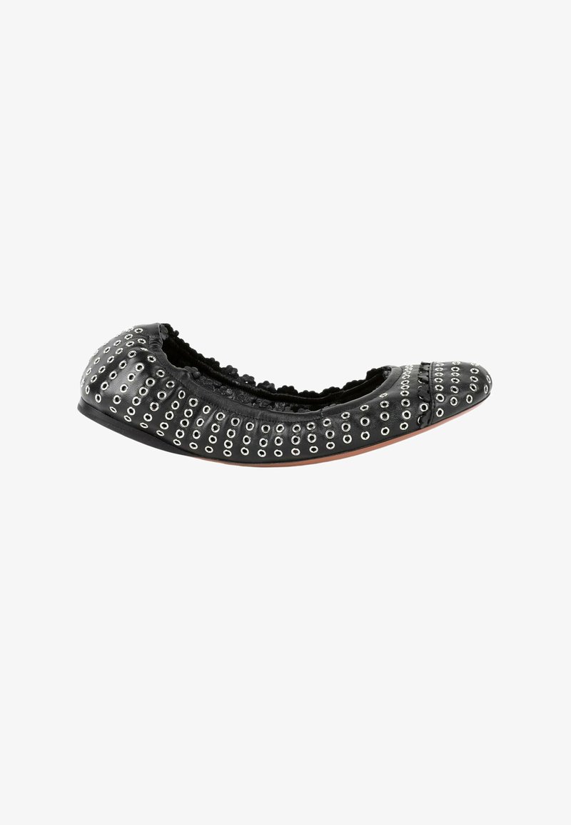 Chaussure ballerine plate noire avec œillets ronds argentés couvrant la tige et bords élastiqués pour un ajustement parfait.