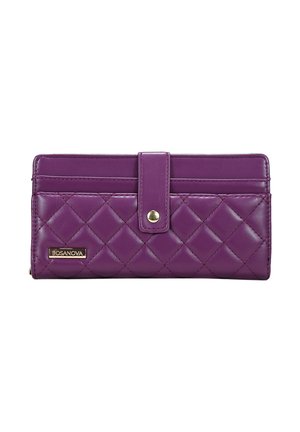 Billetera acolchada de color púrpura hecha de material sintético brillante, con cierre de botón a presión, herrajes en tono dorado y múltiples compartimentos para tarjetas.