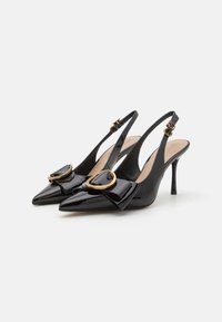 Črne patentne usnjene slingback petke s koničastimi palci, ki imajo detajl z lokom in zlatim okroglim okrasom. Stiletto peta.