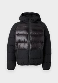 Veste rembourrée noire avec capuche, dotée d'un panneau avant brillant, de poches latérales zippées et de coutures texturées sur les manches et les côtés.