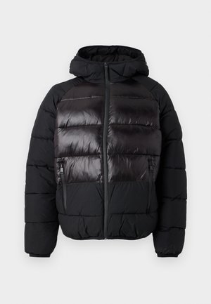 Giacca nera imbottita con cappuccio, caratterizzata da un pannello frontale lucido, tasche laterali con zip e cuciture texture sulle maniche e sui lati.