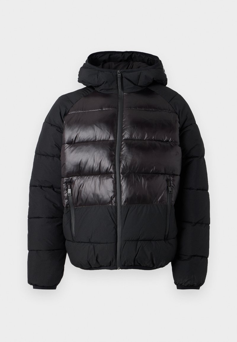 Schwarze gepolsterte Jacke mit Kapuze, die vorne ein glänzendes Panel, seitliche Reißverschlusstaschen und strukturierte Nähte an den Ärmeln und Seiten aufweist.