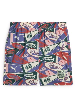 Puma-shorts med en färgglad collage-design som inkluderar logotyper, siffror och mönster i lila, grön, röd och kräm; elastisk midja.