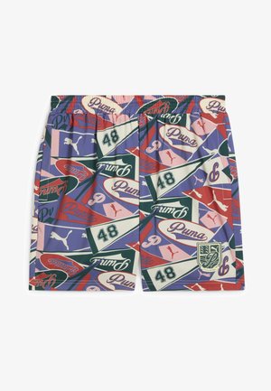Puma šortky s farebnou kolážou dizajnu, obsahujúcou logá, čísla a vzory v purpurovej, zelenej, červenej a krémovej farbe; elastický pás.