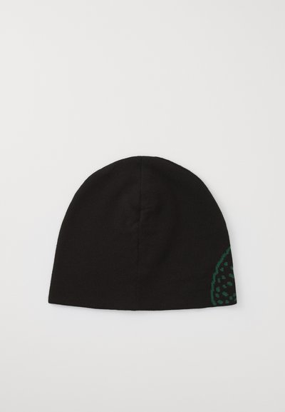Bonnet tricoté noir avec une texture lisse, arborant un accent à motif vert d'un côté. Le design est sans couture au sommet et effilé aux bords.