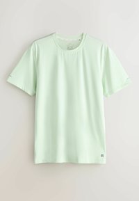 Hästi lihtne helea rohelise värvusega lühikeste varrukatega kaelusega t-särk, millel on väikesed logomärgid alumisel eesosale ja varrukaotstele, eksponeeritud neutraalsel taustal.