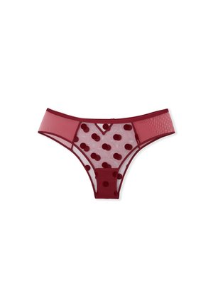 Tanga in rete rossa con pannelli trasparenti, caratterizzato da un motivo a pois di un rosso più scuro. Fascia in vita liscia, design minimalista e senza hardware visibile.