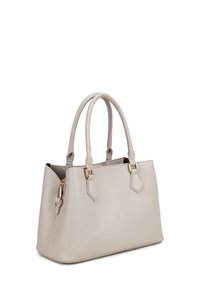 Borsa a tracolla in pelle grigia chiara con doppie maniglie arrotondate, forma rettangolare, hardware dorato e chiusura con zip. Finitura texturizzata con dettagli angolari.