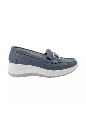 Scarpa slip-on blu con texture, accentuata da un logo decorativo in argento e una suola bianca imbottita. Progettata per comfort e facilità d'uso.