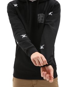 Svart hoodie i bomull, med vita piratkranier på ärmar och bröst. Inkluderar dra-snor på huvan och ribbade manschetter.