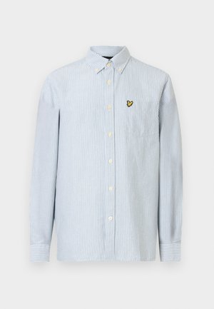 Camisa de manga larga con rayas azules y blancas, cuello abotonado y un bolsillo en el pecho con un pequeño logo bordado.