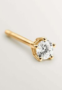 Pendiente de oro con un gema redonda y clara asegurada por cuatro garras, con un vástago pulido y un diseño minimalista.