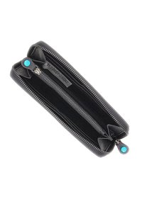 Portafoglio in pelle nera con zip, dotato di due scomparti, con zip di colore turchese e superficie testurizzata. L'interno è foderato in un morbido tessuto.
