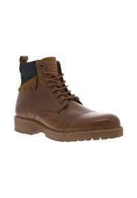 Bottines en cuir marron avec un bout arrondi, un panneau en tissu foncé contrastant et des lacets texturés. Comprend une semelle en caoutchouc robuste et des détails de couture.