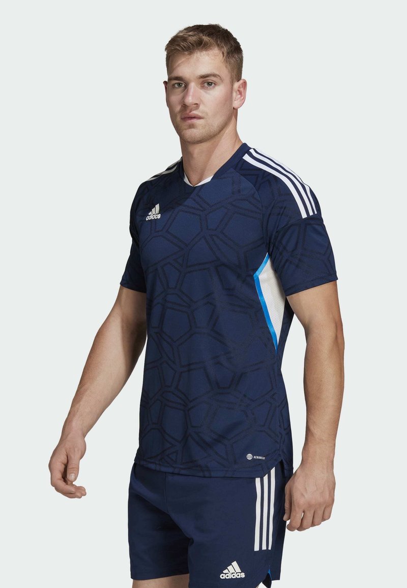 Marineblaues Fußballtrikot mit geometrischem Muster, kurzen Ärmeln und weißen Adidas-Streifen. Hergestellt aus leichtem Stoff, mit Rundhalsausschnitt.