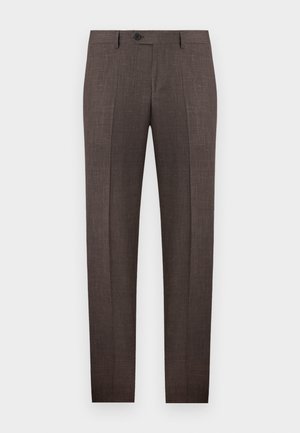 Pantalon habillé pour hommes sur mesure de couleur marron, avec passants de ceinture, fermeture à boutons sur le devant, et plis marqués, sur fond blanc.