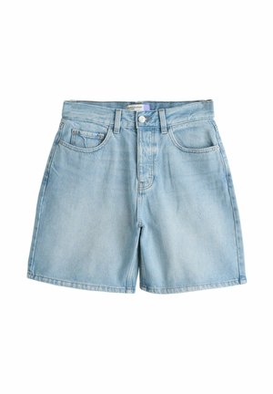 Lyseblå denimshorts med knap foran, lynlås, bæltestropper og fem-lommer-stil, lagt fladt på en hvid baggrund.