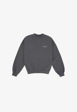 Tmavě šedá mikina s kulatým výstřihem, designem s kleslými rameny a žebrovanými manžetami. Na přední straně se nachází malá kulatá nálepka a text.