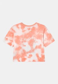 Kortärmad t-shirt i orange och vit batikmönster, med rund halsringning och mjukt, texturerat bomullstyg.