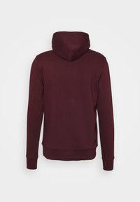 Bordowa bluza z kapturem, długimi rękawami i prążkowanym dołem. Wykonana z miękkiego materiału o gładkiej fakturze, bez widocznych wzorów.